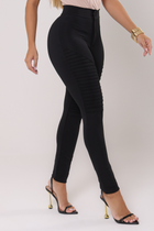 Calça Skinny Tecido Montaria Detalhes Nervura Preta