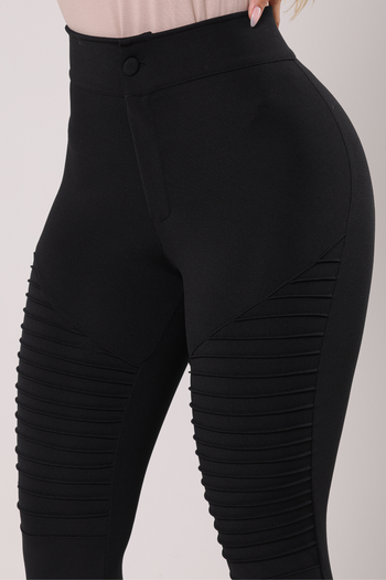 Calça Skinny Tecido Montaria Detalhes Nervura Preta